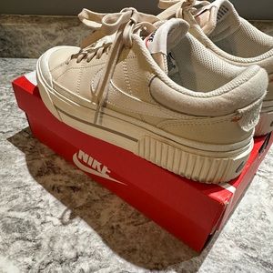 Nike court legacy lift platform sneaker